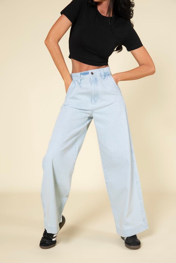 Jeans Mom Flare Palazzo, cintura alta, em tom azul gelo celeste. Ref: 240911