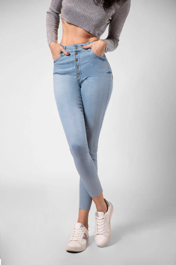 Jeans Skinny stretch, cintura alta, em tom azul celeste gelo, fechamento em botões Ref: 240907
