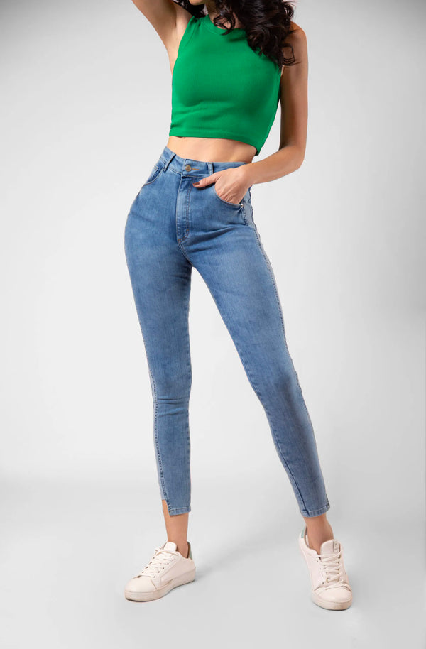 Jeans Skinny stretch, cintura alta, em tom azul médio claro, fechamento em zíper Ref: 240901