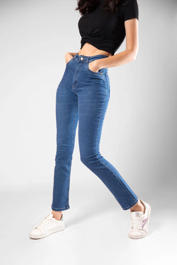 Jeans Skinny stretch, perna reta, cintura alta, em tom azul médio escuro, fechamento em zíper Ref: 240903